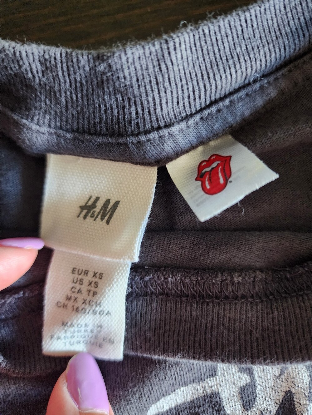 💐2/$25 H&M Gray Womens Short Sleeve Tee with Red Tongue Graphic, XS - Picture 3 of 7